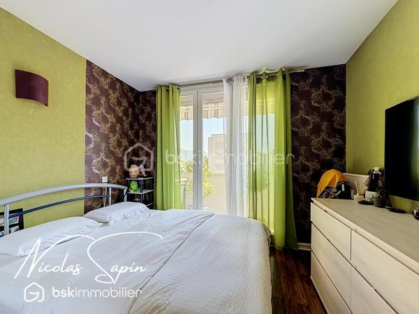 Le pont de claix: 16 avenue général roux: Exclusivité avec Nicolas SAPIN(ei) 
Venez découvrir cet appartement niché au sixième étage avec ascenseur au sein d'une copropriété fermée avec portail. 
Vous disposerez d'une pièce de vie avec un salon ouvert ( ancienne chambre ), une cuisine séparée entièrement équipée avec loggia. 
Le coin nuit se compose de 3 chambres avec placard, une salle de bain et toilette séparé.
Pour votre confort: porte blindée, climatisation réversible, double vitrage PVC, stores bannes, chauffage collectif.
Une place de parking privée et une cave complètent ce bien. 
Vidéo disponible.