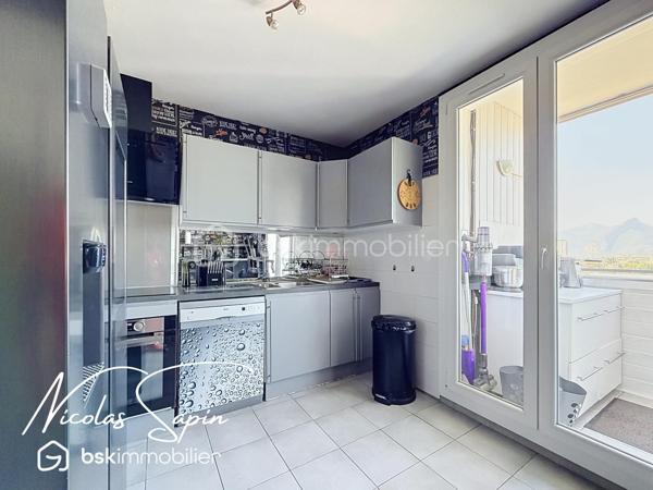 Le pont de claix: 16 avenue général roux: Exclusivité avec Nicolas SAPIN(ei) 
Venez découvrir cet appartement niché au sixième étage avec ascenseur au sein d'une copropriété fermée avec portail. 
Vous disposerez d'une pièce de vie avec un salon ouvert ( ancienne chambre ), une cuisine séparée entièrement équipée avec loggia. 
Le coin nuit se compose de 3 chambres avec placard, une salle de bain et toilette séparé.
Pour votre confort: porte blindée, climatisation réversible, double vitrage PVC, stores bannes, chauffage collectif.
Une place de parking privée et une cave complètent ce bien. 
Vidéo disponible.