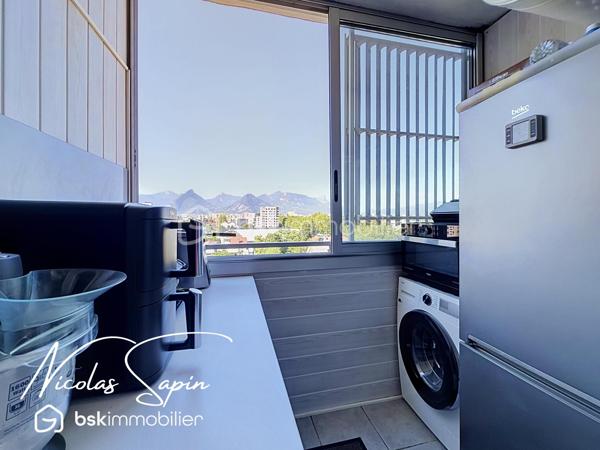 Le pont de claix: 16 avenue général roux: Exclusivité avec Nicolas SAPIN(ei) 
Venez découvrir cet appartement niché au sixième étage avec ascenseur au sein d'une copropriété fermée avec portail. 
Vous disposerez d'une pièce de vie avec un salon ouvert ( ancienne chambre ), une cuisine séparée entièrement équipée avec loggia. 
Le coin nuit se compose de 3 chambres avec placard, une salle de bain et toilette séparé.
Pour votre confort: porte blindée, climatisation réversible, double vitrage PVC, stores bannes, chauffage collectif.
Une place de parking privée et une cave complètent ce bien. 
Vidéo disponible.