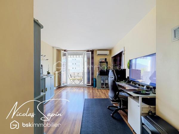 Le pont de claix: 16 avenue général roux: Exclusivité avec Nicolas SAPIN(ei) 
Venez découvrir cet appartement niché au sixième étage avec ascenseur au sein d'une copropriété fermée avec portail. 
Vous disposerez d'une pièce de vie avec un salon ouvert ( ancienne chambre ), une cuisine séparée entièrement équipée avec loggia. 
Le coin nuit se compose de 3 chambres avec placard, une salle de bain et toilette séparé.
Pour votre confort: porte blindée, climatisation réversible, double vitrage PVC, stores bannes, chauffage collectif.
Une place de parking privée et une cave complètent ce bien. 
Vidéo disponible.
