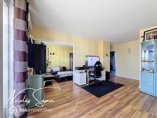 Le pont de claix: 16 avenue général roux: Exclusivité avec Nicolas SAPIN(ei) 
Venez découvrir cet appartement niché au sixième étage avec ascenseur au sein d'une copropriété fermée avec portail. 
Vous disposerez d'une pièce de vie avec un salon ouvert ( ancienne chambre ), une cuisine séparée entièrement équipée avec loggia. 
Le coin nuit se compose de 3 chambres avec placard, une salle de bain et toilette séparé.
Pour votre confort: porte blindée, climatisation réversible, double vitrage PVC, stores bannes, chauffage collectif.
Une place de parking privée et une cave complètent ce bien. 
Vidéo disponible.