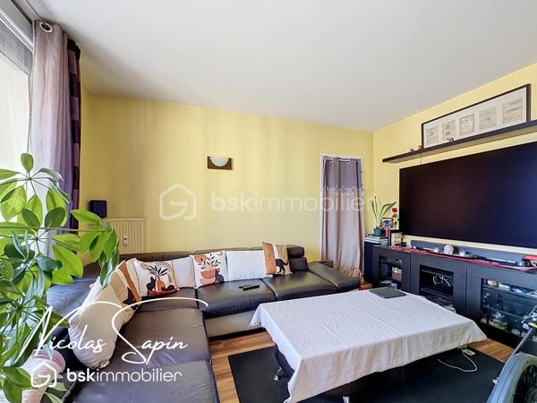 Le pont de claix: 16 avenue général roux: Exclusivité avec Nicolas SAPIN(ei) 
Venez découvrir cet appartement niché au sixième étage avec ascenseur au sein d'une copropriété fermée avec portail. 
Vous disposerez d'une pièce de vie avec un salon ouvert ( ancienne chambre ), une cuisine séparée entièrement équipée avec loggia. 
Le coin nuit se compose de 3 chambres avec placard, une salle de bain et toilette séparé.
Pour votre confort: porte blindée, climatisation réversible, double vitrage PVC, stores bannes, chauffage collectif.
Une place de parking privée et une cave complètent ce bien. 
Vidéo disponible.