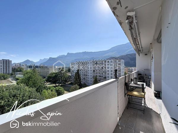 Le pont de claix: 16 avenue général roux: Exclusivité avec Nicolas SAPIN(ei) 
Venez découvrir cet appartement niché au sixième étage avec ascenseur au sein d'une copropriété fermée avec portail. 
Vous disposerez d'une pièce de vie avec un salon ouvert ( ancienne chambre ), une cuisine séparée entièrement équipée avec loggia. 
Le coin nuit se compose de 3 chambres avec placard, une salle de bain et toilette séparé.
Pour votre confort: porte blindée, climatisation réversible, double vitrage PVC, stores bannes, chauffage collectif.
Une place de parking privée et une cave complètent ce bien. 
Vidéo disponible.