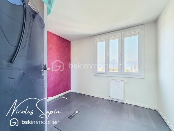 Le pont de claix: 16 avenue général roux: Exclusivité avec Nicolas SAPIN(ei) 
Venez découvrir cet appartement niché au sixième étage avec ascenseur au sein d'une copropriété fermée avec portail. 
Vous disposerez d'une pièce de vie avec un salon ouvert ( ancienne chambre ), une cuisine séparée entièrement équipée avec loggia. 
Le coin nuit se compose de 3 chambres avec placard, une salle de bain et toilette séparé.
Pour votre confort: porte blindée, climatisation réversible, double vitrage PVC, stores bannes, chauffage collectif.
Une place de parking privée et une cave complètent ce bien. 
Vidéo disponible.