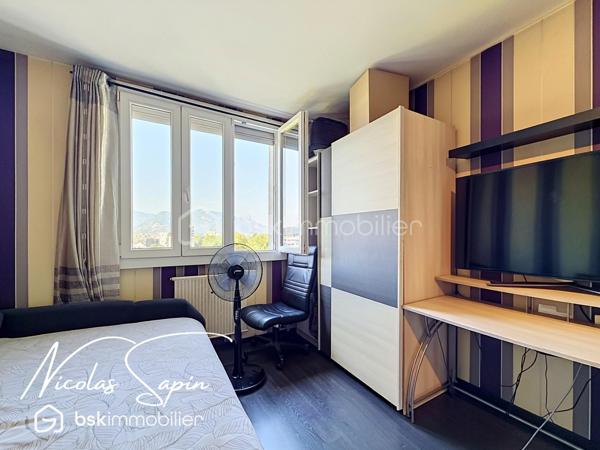 Le pont de claix: 16 avenue général roux: Exclusivité avec Nicolas SAPIN(ei) 
Venez découvrir cet appartement niché au sixième étage avec ascenseur au sein d'une copropriété fermée avec portail. 
Vous disposerez d'une pièce de vie avec un salon ouvert ( ancienne chambre ), une cuisine séparée entièrement équipée avec loggia. 
Le coin nuit se compose de 3 chambres avec placard, une salle de bain et toilette séparé.
Pour votre confort: porte blindée, climatisation réversible, double vitrage PVC, stores bannes, chauffage collectif.
Une place de parking privée et une cave complètent ce bien. 
Vidéo disponible.