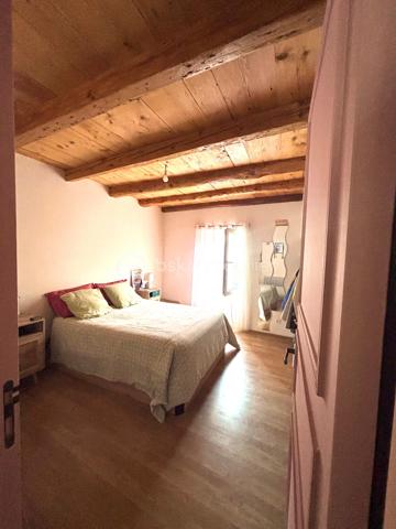 Idéalement situé au cœur de Frangy, ce bel appartement traversant de type 3 développe une surface de 65 m² et prend place au 1er étage d’une ancienne bâtisse pleine de charme, où le cachet de l’ancien se marie harmonieusement avec des prestations de confort actuelles.

Dès l’entrée, vous découvrirez une lumineuse pièce de vie composée d’une cuisine entièrement équipée ouverte sur un espace séjour/salle à manger convivial. L’appartement dispose de deux chambres, dont une avec accès direct à un agréable balcon, idéal pour profiter d’un espace extérieur. Une buanderie ainsi qu’une salle d’eau avec WC complètent ce bien fonctionnel et parfaitement agencé.

Sa situation centrale vous permet de bénéficier de toutes les commodités du village à pied. Un parking communal ainsi que de nombreuses places de stationnement extérieures sont disponibles à proximité immédiate.
Un bien de caractère, idéal pour une résidence principale ou un investissement de qualité 1150€ peut se louer.

Plus de photos sur demande.

25 minutes de Genève 
20 minutes d' Annecy