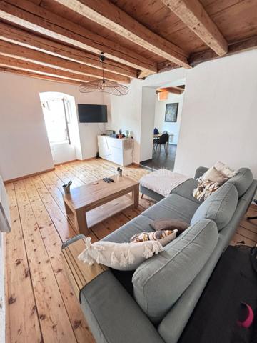 Idéalement situé au cœur de Frangy, ce bel appartement traversant de type 3 développe une surface de 65 m² et prend place au 1er étage d’une ancienne bâtisse pleine de charme, où le cachet de l’ancien se marie harmonieusement avec des prestations de confort actuelles.

Dès l’entrée, vous découvrirez une lumineuse pièce de vie composée d’une cuisine entièrement équipée ouverte sur un espace séjour/salle à manger convivial. L’appartement dispose de deux chambres, dont une avec accès direct à un agréable balcon, idéal pour profiter d’un espace extérieur. Une buanderie ainsi qu’une salle d’eau avec WC complètent ce bien fonctionnel et parfaitement agencé.

Sa situation centrale vous permet de bénéficier de toutes les commodités du village à pied. Un parking communal ainsi que de nombreuses places de stationnement extérieures sont disponibles à proximité immédiate.
Un bien de caractère, idéal pour une résidence principale ou un investissement de qualité 1150€ peut se louer.

Plus de photos sur demande.

25 minutes de Genève 
20 minutes d' Annecy