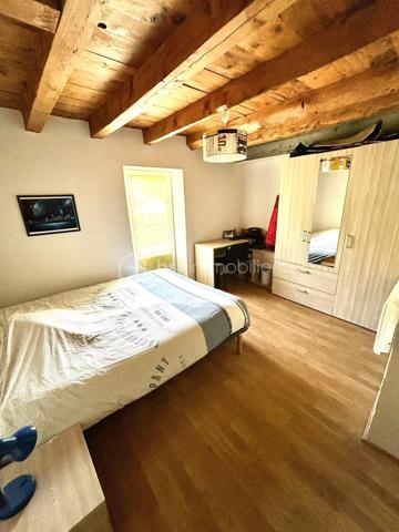 Idéalement situé au cœur de Frangy, ce bel appartement traversant de type 3 développe une surface de 65 m² et prend place au 1er étage d’une ancienne bâtisse pleine de charme, où le cachet de l’ancien se marie harmonieusement avec des prestations de confort actuelles.

Dès l’entrée, vous découvrirez une lumineuse pièce de vie composée d’une cuisine entièrement équipée ouverte sur un espace séjour/salle à manger convivial. L’appartement dispose de deux chambres, dont une avec accès direct à un agréable balcon, idéal pour profiter d’un espace extérieur. Une buanderie ainsi qu’une salle d’eau avec WC complètent ce bien fonctionnel et parfaitement agencé.

Sa situation centrale vous permet de bénéficier de toutes les commodités du village à pied. Un parking communal ainsi que de nombreuses places de stationnement extérieures sont disponibles à proximité immédiate.
Un bien de caractère, idéal pour une résidence principale ou un investissement de qualité 1150€ peut se louer.

Plus de photos sur demande.

25 minutes de Genève 
20 minutes d' Annecy
