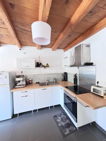 Idéalement situé au cœur de Frangy, ce bel appartement traversant de type 3 développe une surface de 65 m² et prend place au 1er étage d’une ancienne bâtisse pleine de charme, où le cachet de l’ancien se marie harmonieusement avec des prestations de confort actuelles.

Dès l’entrée, vous découvrirez une lumineuse pièce de vie composée d’une cuisine entièrement équipée ouverte sur un espace séjour/salle à manger convivial. L’appartement dispose de deux chambres, dont une avec accès direct à un agréable balcon, idéal pour profiter d’un espace extérieur. Une buanderie ainsi qu’une salle d’eau avec WC complètent ce bien fonctionnel et parfaitement agencé.

Sa situation centrale vous permet de bénéficier de toutes les commodités du village à pied. Un parking communal ainsi que de nombreuses places de stationnement extérieures sont disponibles à proximité immédiate.
Un bien de caractère, idéal pour une résidence principale ou un investissement de qualité 1150€ peut se louer.

Plus de photos sur demande.

25 minutes de Genève 
20 minutes d' Annecy