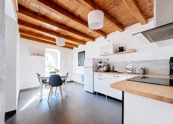 Idéalement situé au cœur de Frangy, ce bel appartement traversant de type 3 développe une surface de 65 m² et prend place au 1er étage d’une ancienne bâtisse pleine de charme, où le cachet de l’ancien se marie harmonieusement avec des prestations de confort actuelles.

Dès l’entrée, vous découvrirez une lumineuse pièce de vie composée d’une cuisine entièrement équipée ouverte sur un espace séjour/salle à manger convivial. L’appartement dispose de deux chambres, dont une avec accès direct à un agréable balcon, idéal pour profiter d’un espace extérieur. Une buanderie ainsi qu’une salle d’eau avec WC complètent ce bien fonctionnel et parfaitement agencé.

Sa situation centrale vous permet de bénéficier de toutes les commodités du village à pied. Un parking communal ainsi que de nombreuses places de stationnement extérieures sont disponibles à proximité immédiate.
Un bien de caractère, idéal pour une résidence principale ou un investissement de qualité 1150€ peut se louer.

Plus de photos sur demande.

25 minutes de Genève 
20 minutes d' Annecy