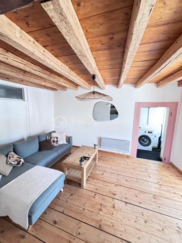 Idéalement situé au cœur de Frangy, ce bel appartement traversant de type 3 développe une surface de 65 m² et prend place au 1er étage d’une ancienne bâtisse pleine de charme, où le cachet de l’ancien se marie harmonieusement avec des prestations de confort actuelles.

Dès l’entrée, vous découvrirez une lumineuse pièce de vie composée d’une cuisine entièrement équipée ouverte sur un espace séjour/salle à manger convivial. L’appartement dispose de deux chambres, dont une avec accès direct à un agréable balcon, idéal pour profiter d’un espace extérieur. Une buanderie ainsi qu’une salle d’eau avec WC complètent ce bien fonctionnel et parfaitement agencé.

Sa situation centrale vous permet de bénéficier de toutes les commodités du village à pied. Un parking communal ainsi que de nombreuses places de stationnement extérieures sont disponibles à proximité immédiate.
Un bien de caractère, idéal pour une résidence principale ou un investissement de qualité 1150€ peut se louer.

Plus de photos sur demande.

25 minutes de Genève 
20 minutes d' Annecy