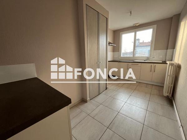 Location Appartement 3 pièces 67.7 m² - 12 RUE TATTERSALL Niort 79000