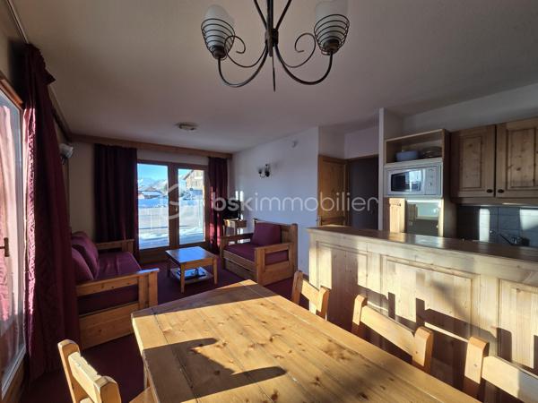 Découvrez cet appartement de 47 m² en rez-de-chaussée, niché dans une résidence de standing 4* construite en 2005. Doté d'une belle luminosité, il se compose de 3 pièces avec une terrasse et un balcon offrant une vue dégagée sur la montagne.

À l'intérieur, un espace de vie de 20m² optimisé avec une cuisine ouverte sur le séjour, parfaite pour partager une convivialité jusqu'à 6 personnes. Deux chambres composent ce logement dont une de plus de 10m² avec salle de bains privée. S'ajoutent à ces pièces, une salle d'eau, un WC indépendant et une entrée avec placard de rangement. 

Vous pourrez accéder aux espaces "bien-être"  de la résidence avec la piscine couverte, le sauna et le hammam et bénéficiez d'une place de parking en souterrain et d'un casier à ski pour un confort optimal en toute saison.

Idéalement situé à proximité de toutes commodités et transports sans oublier le jardin enfants pour les cours de ski l'hiver, cet appartement est une véritable opportunité pour un investissement paisible en altitude!

Ne manquez pas cette occasion unique d'acquérir un bien dans un environnement privilégié. 

Sous bail commercial (sortie possible avec indemnités d'éviction déjà négociées).

Pour toute demande, contactez Caroline Chevaudonnat.