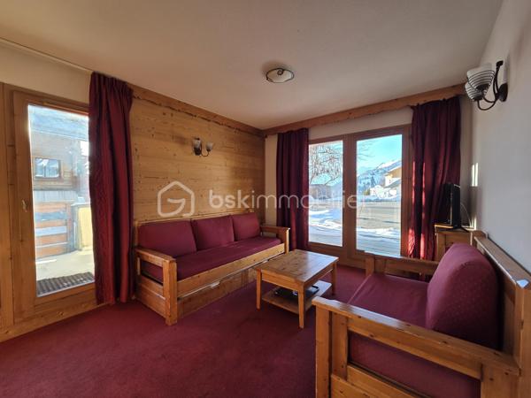 Découvrez cet appartement de 47 m² en rez-de-chaussée, niché dans une résidence de standing 4* construite en 2005. Doté d'une belle luminosité, il se compose de 3 pièces avec une terrasse et un balcon offrant une vue dégagée sur la montagne.

À l'intérieur, un espace de vie de 20m² optimisé avec une cuisine ouverte sur le séjour, parfaite pour partager une convivialité jusqu'à 6 personnes. Deux chambres composent ce logement dont une de plus de 10m² avec salle de bains privée. S'ajoutent à ces pièces, une salle d'eau, un WC indépendant et une entrée avec placard de rangement. 

Vous pourrez accéder aux espaces "bien-être"  de la résidence avec la piscine couverte, le sauna et le hammam et bénéficiez d'une place de parking en souterrain et d'un casier à ski pour un confort optimal en toute saison.

Idéalement situé à proximité de toutes commodités et transports sans oublier le jardin enfants pour les cours de ski l'hiver, cet appartement est une véritable opportunité pour un investissement paisible en altitude!

Ne manquez pas cette occasion unique d'acquérir un bien dans un environnement privilégié. 

Sous bail commercial (sortie possible avec indemnités d'éviction déjà négociées).

Pour toute demande, contactez Caroline Chevaudonnat.