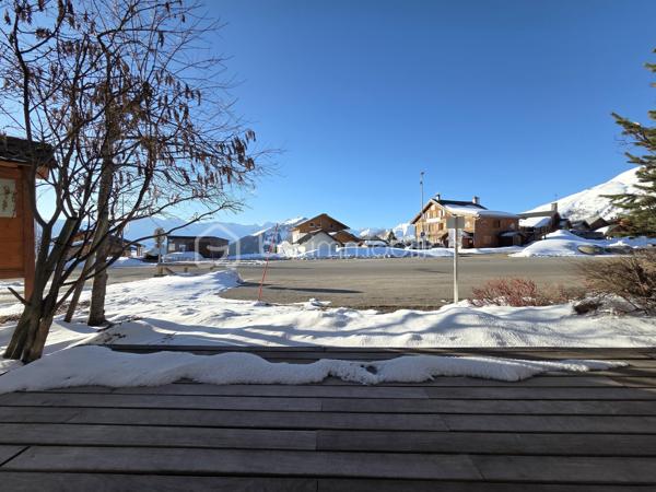 Découvrez cet appartement de 47 m² en rez-de-chaussée, niché dans une résidence de standing 4* construite en 2005. Doté d'une belle luminosité, il se compose de 3 pièces avec une terrasse et un balcon offrant une vue dégagée sur la montagne.

À l'intérieur, un espace de vie de 20m² optimisé avec une cuisine ouverte sur le séjour, parfaite pour partager une convivialité jusqu'à 6 personnes. Deux chambres composent ce logement dont une de plus de 10m² avec salle de bains privée. S'ajoutent à ces pièces, une salle d'eau, un WC indépendant et une entrée avec placard de rangement. 

Vous pourrez accéder aux espaces "bien-être"  de la résidence avec la piscine couverte, le sauna et le hammam et bénéficiez d'une place de parking en souterrain et d'un casier à ski pour un confort optimal en toute saison.

Idéalement situé à proximité de toutes commodités et transports sans oublier le jardin enfants pour les cours de ski l'hiver, cet appartement est une véritable opportunité pour un investissement paisible en altitude!

Ne manquez pas cette occasion unique d'acquérir un bien dans un environnement privilégié. 

Sous bail commercial (sortie possible avec indemnités d'éviction déjà négociées).

Pour toute demande, contactez Caroline Chevaudonnat.