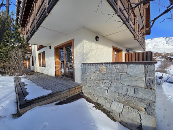 Découvrez cet appartement de 47 m² en rez-de-chaussée, niché dans une résidence de standing 4* construite en 2005. Doté d'une belle luminosité, il se compose de 3 pièces avec une terrasse et un balcon offrant une vue dégagée sur la montagne.

À l'intérieur, un espace de vie de 20m² optimisé avec une cuisine ouverte sur le séjour, parfaite pour partager une convivialité jusqu'à 6 personnes. Deux chambres composent ce logement dont une de plus de 10m² avec salle de bains privée. S'ajoutent à ces pièces, une salle d'eau, un WC indépendant et une entrée avec placard de rangement. 

Vous pourrez accéder aux espaces "bien-être"  de la résidence avec la piscine couverte, le sauna et le hammam et bénéficiez d'une place de parking en souterrain et d'un casier à ski pour un confort optimal en toute saison.

Idéalement situé à proximité de toutes commodités et transports sans oublier le jardin enfants pour les cours de ski l'hiver, cet appartement est une véritable opportunité pour un investissement paisible en altitude!

Ne manquez pas cette occasion unique d'acquérir un bien dans un environnement privilégié. 

Sous bail commercial (sortie possible avec indemnités d'éviction déjà négociées).

Pour toute demande, contactez Caroline Chevaudonnat.