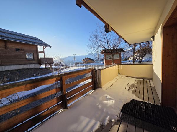 Découvrez cet appartement de 47 m² en rez-de-chaussée, niché dans une résidence de standing 4* construite en 2005. Doté d'une belle luminosité, il se compose de 3 pièces avec une terrasse et un balcon offrant une vue dégagée sur la montagne.

À l'intérieur, un espace de vie de 20m² optimisé avec une cuisine ouverte sur le séjour, parfaite pour partager une convivialité jusqu'à 6 personnes. Deux chambres composent ce logement dont une de plus de 10m² avec salle de bains privée. S'ajoutent à ces pièces, une salle d'eau, un WC indépendant et une entrée avec placard de rangement. 

Vous pourrez accéder aux espaces "bien-être"  de la résidence avec la piscine couverte, le sauna et le hammam et bénéficiez d'une place de parking en souterrain et d'un casier à ski pour un confort optimal en toute saison.

Idéalement situé à proximité de toutes commodités et transports sans oublier le jardin enfants pour les cours de ski l'hiver, cet appartement est une véritable opportunité pour un investissement paisible en altitude!

Ne manquez pas cette occasion unique d'acquérir un bien dans un environnement privilégié. 

Sous bail commercial (sortie possible avec indemnités d'éviction déjà négociées).

Pour toute demande, contactez Caroline Chevaudonnat.