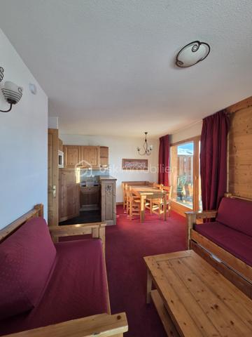 Découvrez cet appartement de 47 m² en rez-de-chaussée, niché dans une résidence de standing 4* construite en 2005. Doté d'une belle luminosité, il se compose de 3 pièces avec une terrasse et un balcon offrant une vue dégagée sur la montagne.

À l'intérieur, un espace de vie de 20m² optimisé avec une cuisine ouverte sur le séjour, parfaite pour partager une convivialité jusqu'à 6 personnes. Deux chambres composent ce logement dont une de plus de 10m² avec salle de bains privée. S'ajoutent à ces pièces, une salle d'eau, un WC indépendant et une entrée avec placard de rangement. 

Vous pourrez accéder aux espaces "bien-être"  de la résidence avec la piscine couverte, le sauna et le hammam et bénéficiez d'une place de parking en souterrain et d'un casier à ski pour un confort optimal en toute saison.

Idéalement situé à proximité de toutes commodités et transports sans oublier le jardin enfants pour les cours de ski l'hiver, cet appartement est une véritable opportunité pour un investissement paisible en altitude!

Ne manquez pas cette occasion unique d'acquérir un bien dans un environnement privilégié. 

Sous bail commercial (sortie possible avec indemnités d'éviction déjà négociées).

Pour toute demande, contactez Caroline Chevaudonnat.