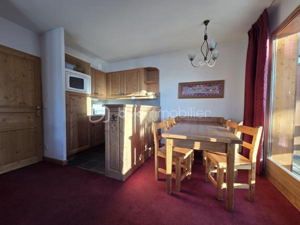 Découvrez cet appartement de 47 m² en rez-de-chaussée, niché dans une résidence de standing 4* construite en 2005. Doté d'une belle luminosité, il se compose de 3 pièces avec une terrasse et un balcon offrant une vue dégagée sur la montagne.

À l'intérieur, un espace de vie de 20m² optimisé avec une cuisine ouverte sur le séjour, parfaite pour partager une convivialité jusqu'à 6 personnes. Deux chambres composent ce logement dont une de plus de 10m² avec salle de bains privée. S'ajoutent à ces pièces, une salle d'eau, un WC indépendant et une entrée avec placard de rangement. 

Vous pourrez accéder aux espaces "bien-être"  de la résidence avec la piscine couverte, le sauna et le hammam et bénéficiez d'une place de parking en souterrain et d'un casier à ski pour un confort optimal en toute saison.

Idéalement situé à proximité de toutes commodités et transports sans oublier le jardin enfants pour les cours de ski l'hiver, cet appartement est une véritable opportunité pour un investissement paisible en altitude!

Ne manquez pas cette occasion unique d'acquérir un bien dans un environnement privilégié. 

Sous bail commercial (sortie possible avec indemnités d'éviction déjà négociées).

Pour toute demande, contactez Caroline Chevaudonnat.