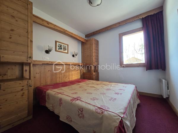 Découvrez cet appartement de 47 m² en rez-de-chaussée, niché dans une résidence de standing 4* construite en 2005. Doté d'une belle luminosité, il se compose de 3 pièces avec une terrasse et un balcon offrant une vue dégagée sur la montagne.

À l'intérieur, un espace de vie de 20m² optimisé avec une cuisine ouverte sur le séjour, parfaite pour partager une convivialité jusqu'à 6 personnes. Deux chambres composent ce logement dont une de plus de 10m² avec salle de bains privée. S'ajoutent à ces pièces, une salle d'eau, un WC indépendant et une entrée avec placard de rangement. 

Vous pourrez accéder aux espaces "bien-être"  de la résidence avec la piscine couverte, le sauna et le hammam et bénéficiez d'une place de parking en souterrain et d'un casier à ski pour un confort optimal en toute saison.

Idéalement situé à proximité de toutes commodités et transports sans oublier le jardin enfants pour les cours de ski l'hiver, cet appartement est une véritable opportunité pour un investissement paisible en altitude!

Ne manquez pas cette occasion unique d'acquérir un bien dans un environnement privilégié. 

Sous bail commercial (sortie possible avec indemnités d'éviction déjà négociées).

Pour toute demande, contactez Caroline Chevaudonnat.