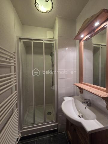 Découvrez cet appartement de 47 m² en rez-de-chaussée, niché dans une résidence de standing 4* construite en 2005. Doté d'une belle luminosité, il se compose de 3 pièces avec une terrasse et un balcon offrant une vue dégagée sur la montagne.

À l'intérieur, un espace de vie de 20m² optimisé avec une cuisine ouverte sur le séjour, parfaite pour partager une convivialité jusqu'à 6 personnes. Deux chambres composent ce logement dont une de plus de 10m² avec salle de bains privée. S'ajoutent à ces pièces, une salle d'eau, un WC indépendant et une entrée avec placard de rangement. 

Vous pourrez accéder aux espaces "bien-être"  de la résidence avec la piscine couverte, le sauna et le hammam et bénéficiez d'une place de parking en souterrain et d'un casier à ski pour un confort optimal en toute saison.

Idéalement situé à proximité de toutes commodités et transports sans oublier le jardin enfants pour les cours de ski l'hiver, cet appartement est une véritable opportunité pour un investissement paisible en altitude!

Ne manquez pas cette occasion unique d'acquérir un bien dans un environnement privilégié. 

Sous bail commercial (sortie possible avec indemnités d'éviction déjà négociées).

Pour toute demande, contactez Caroline Chevaudonnat.