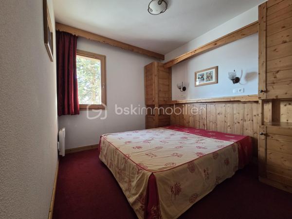 Découvrez cet appartement de 47 m² en rez-de-chaussée, niché dans une résidence de standing 4* construite en 2005. Doté d'une belle luminosité, il se compose de 3 pièces avec une terrasse et un balcon offrant une vue dégagée sur la montagne.

À l'intérieur, un espace de vie de 20m² optimisé avec une cuisine ouverte sur le séjour, parfaite pour partager une convivialité jusqu'à 6 personnes. Deux chambres composent ce logement dont une de plus de 10m² avec salle de bains privée. S'ajoutent à ces pièces, une salle d'eau, un WC indépendant et une entrée avec placard de rangement. 

Vous pourrez accéder aux espaces "bien-être"  de la résidence avec la piscine couverte, le sauna et le hammam et bénéficiez d'une place de parking en souterrain et d'un casier à ski pour un confort optimal en toute saison.

Idéalement situé à proximité de toutes commodités et transports sans oublier le jardin enfants pour les cours de ski l'hiver, cet appartement est une véritable opportunité pour un investissement paisible en altitude!

Ne manquez pas cette occasion unique d'acquérir un bien dans un environnement privilégié. 

Sous bail commercial (sortie possible avec indemnités d'éviction déjà négociées).

Pour toute demande, contactez Caroline Chevaudonnat.