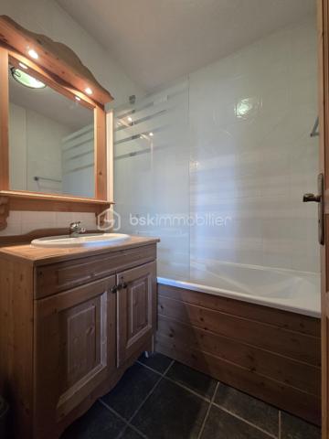 Découvrez cet appartement de 47 m² en rez-de-chaussée, niché dans une résidence de standing 4* construite en 2005. Doté d'une belle luminosité, il se compose de 3 pièces avec une terrasse et un balcon offrant une vue dégagée sur la montagne.

À l'intérieur, un espace de vie de 20m² optimisé avec une cuisine ouverte sur le séjour, parfaite pour partager une convivialité jusqu'à 6 personnes. Deux chambres composent ce logement dont une de plus de 10m² avec salle de bains privée. S'ajoutent à ces pièces, une salle d'eau, un WC indépendant et une entrée avec placard de rangement. 

Vous pourrez accéder aux espaces "bien-être"  de la résidence avec la piscine couverte, le sauna et le hammam et bénéficiez d'une place de parking en souterrain et d'un casier à ski pour un confort optimal en toute saison.

Idéalement situé à proximité de toutes commodités et transports sans oublier le jardin enfants pour les cours de ski l'hiver, cet appartement est une véritable opportunité pour un investissement paisible en altitude!

Ne manquez pas cette occasion unique d'acquérir un bien dans un environnement privilégié. 

Sous bail commercial (sortie possible avec indemnités d'éviction déjà négociées).

Pour toute demande, contactez Caroline Chevaudonnat.