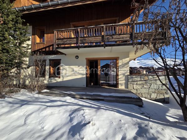 Découvrez cet appartement de 47 m² en rez-de-chaussée, niché dans une résidence de standing 4* construite en 2005. Doté d'une belle luminosité, il se compose de 3 pièces avec une terrasse et un balcon offrant une vue dégagée sur la montagne.

À l'intérieur, un espace de vie de 20m² optimisé avec une cuisine ouverte sur le séjour, parfaite pour partager une convivialité jusqu'à 6 personnes. Deux chambres composent ce logement dont une de plus de 10m² avec salle de bains privée. S'ajoutent à ces pièces, une salle d'eau, un WC indépendant et une entrée avec placard de rangement. 

Vous pourrez accéder aux espaces "bien-être"  de la résidence avec la piscine couverte, le sauna et le hammam et bénéficiez d'une place de parking en souterrain et d'un casier à ski pour un confort optimal en toute saison.

Idéalement situé à proximité de toutes commodités et transports sans oublier le jardin enfants pour les cours de ski l'hiver, cet appartement est une véritable opportunité pour un investissement paisible en altitude!

Ne manquez pas cette occasion unique d'acquérir un bien dans un environnement privilégié. 

Sous bail commercial (sortie possible avec indemnités d'éviction déjà négociées).

Pour toute demande, contactez Caroline Chevaudonnat.