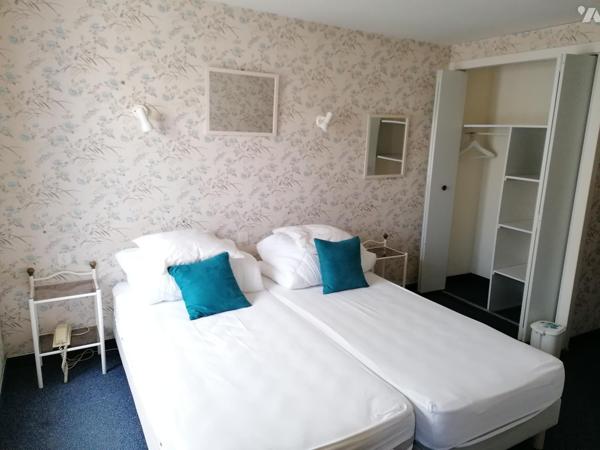 Hôtel/restaurant à vendre avec la matériel et les meubles 
Au pied de la baie du Mt St Michel