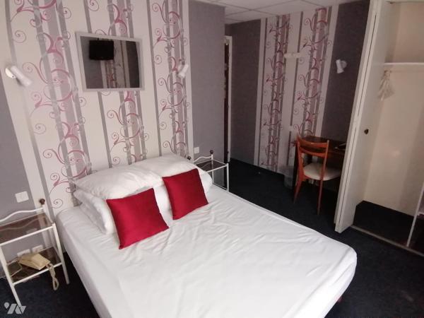 Hôtel/restaurant à vendre avec la matériel et les meubles 
Au pied de la baie du Mt St Michel