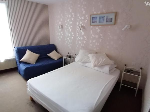 Hôtel/restaurant à vendre avec la matériel et les meubles 
Au pied de la baie du Mt St Michel