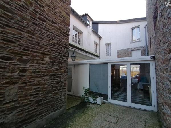 Hôtel/restaurant à vendre avec la matériel et les meubles 
Au pied de la baie du Mt St Michel