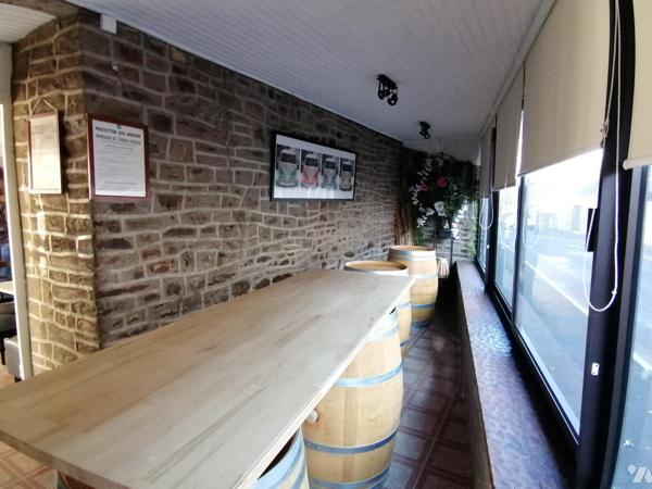 Hôtel/restaurant à vendre avec la matériel et les meubles 
Au pied de la baie du Mt St Michel