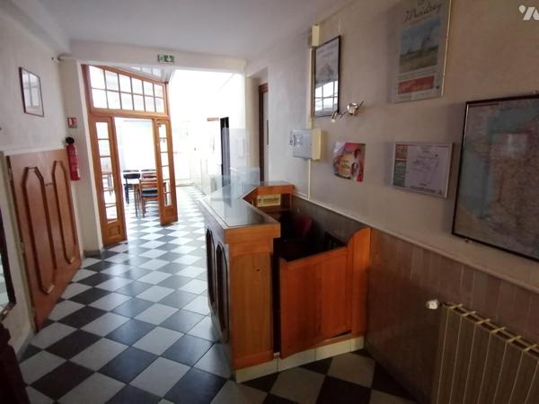 Hôtel/restaurant à vendre avec la matériel et les meubles 
Au pied de la baie du Mt St Michel