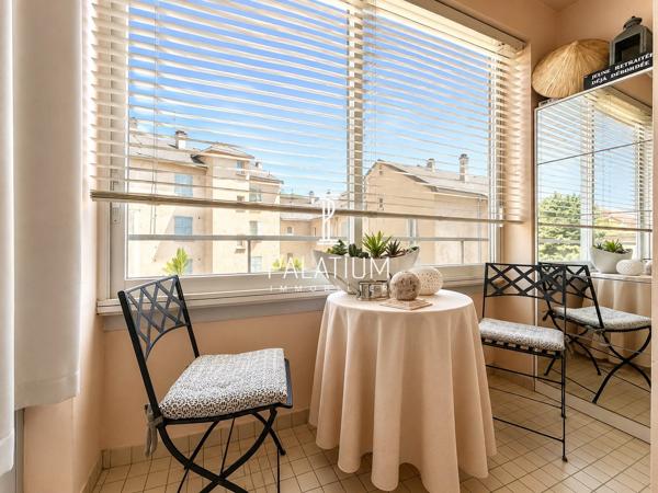 Appartement trois pieces traversant en plein coeur du centre-ville