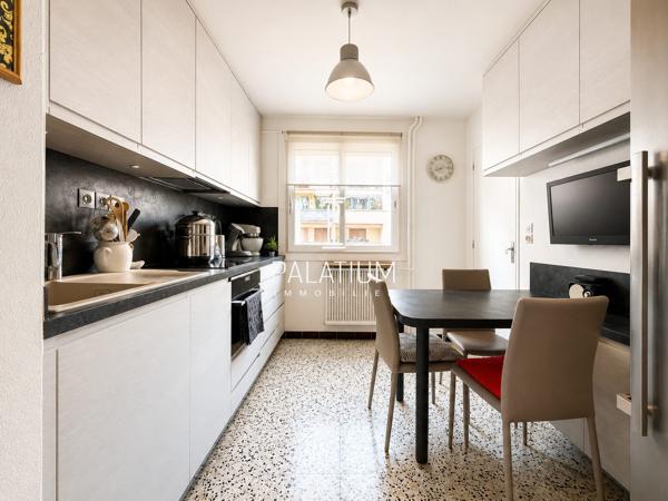 Appartement trois pieces traversant en plein coeur du centre-ville