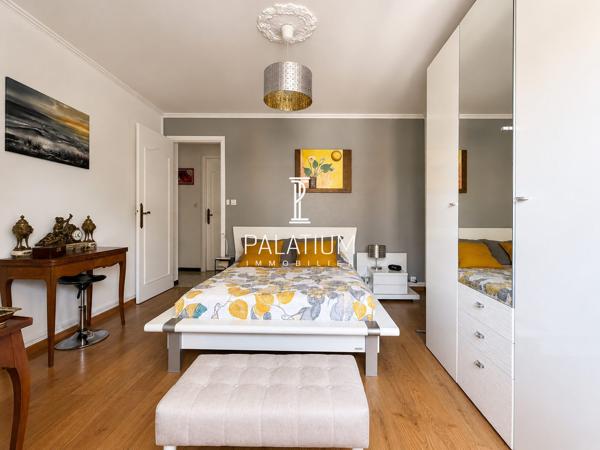 Appartement trois pieces traversant en plein coeur du centre-ville