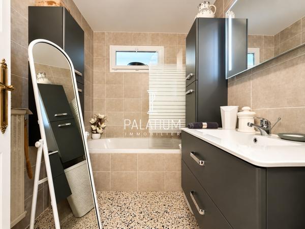 Appartement trois pieces traversant en plein coeur du centre-ville