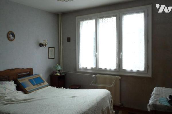 MAYENNE- Proche centre ville, appartement de deux chambres avec cave, en bon état..