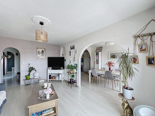 Appartement
         5 pièces
        - 90 m² 179 900 € *