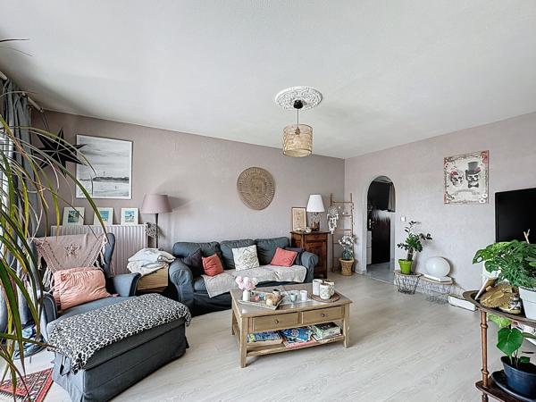 Appartement
         5 pièces
        - 90 m² 179 900 € *