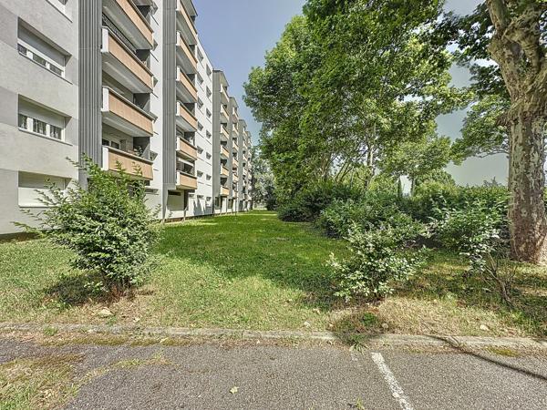Appartement
         5 pièces
        - 90 m² 179 900 € *