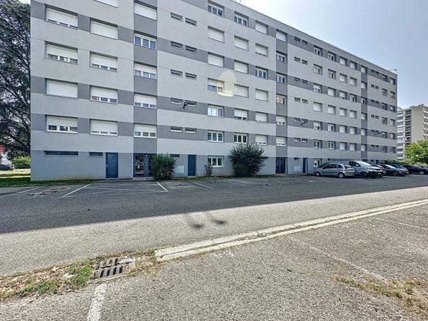 Appartement
         5 pièces
        - 90 m² 179 900 € *