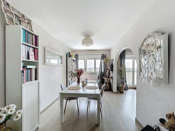 Appartement
         5 pièces
        - 90 m² 179 900 € *
