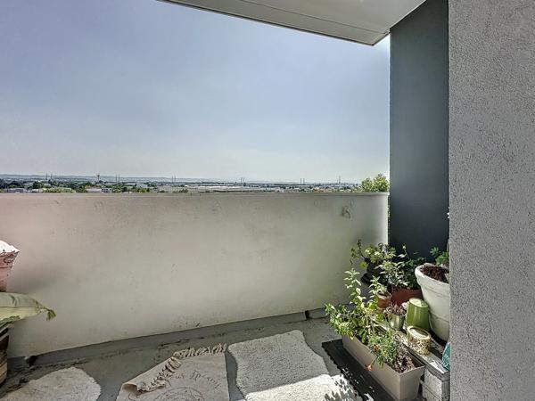 Appartement
         5 pièces
        - 90 m² 179 900 € *