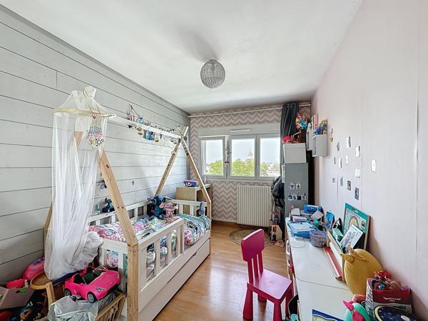 Appartement
         5 pièces
        - 90 m² 179 900 € *