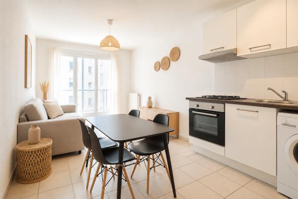 Appartement
         2 pièces
        - 38 m² 144 000 € *