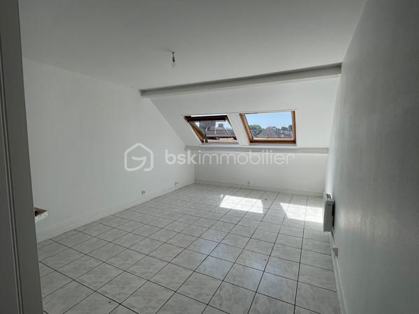 À découvrir à Évreux, dans un environnement recherché à proximité des commodités, commerces et transports, studio de 25,95 m² situé au 4ᵉ étage, offrant une vue dégagée ainsi qu'un espace de vie agréable et fonctionnel. Idéal pour un premier achat, un pied-à-terre ou un investissement locatif.
Ce bien se compose d'une pièce principale lumineuse bénéficiant d'une agréable ouverture sur l'extérieur, permettant de profiter d'une belle clarté naturelle tout au long de la journée. Il dispose également d'une kitchenette et d'une salle d'eau avec WC. Possibilités d'aménagement selon vos goûts et votre projet. Quelques travaux énergétiques à prévoir.
Une véritable opportunité à ne pas manquer !