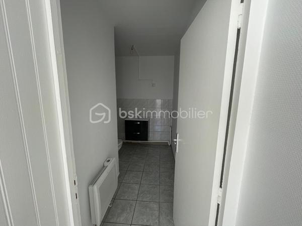 À découvrir à Évreux, dans un environnement recherché à proximité des commodités, commerces et transports, studio de 25,95 m² situé au 4ᵉ étage, offrant une vue dégagée ainsi qu'un espace de vie agréable et fonctionnel. Idéal pour un premier achat, un pied-à-terre ou un investissement locatif.
Ce bien se compose d'une pièce principale lumineuse bénéficiant d'une agréable ouverture sur l'extérieur, permettant de profiter d'une belle clarté naturelle tout au long de la journée. Il dispose également d'une kitchenette et d'une salle d'eau avec WC. Possibilités d'aménagement selon vos goûts et votre projet. Quelques travaux énergétiques à prévoir.
Une véritable opportunité à ne pas manquer !