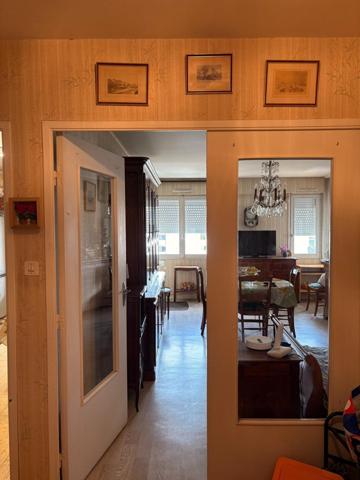 PROCHE CENTRE VILLE TOUTES COMMODITÉS LUMINEUX AVEC PARKING PRIVÉ